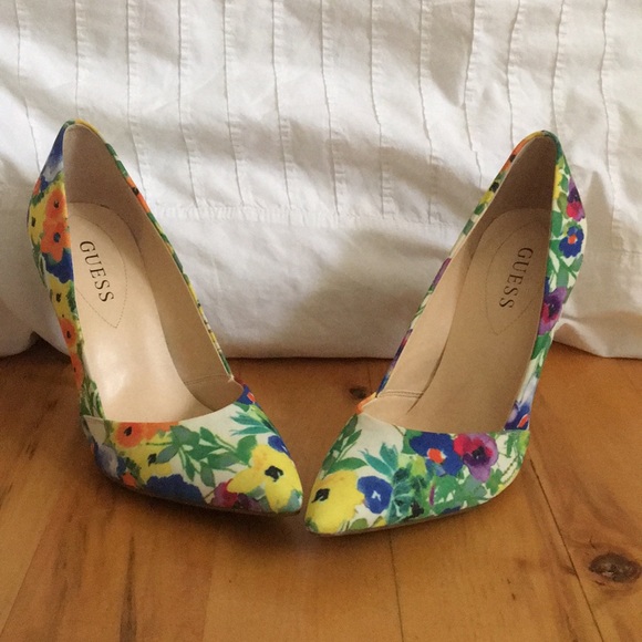 Guess Shoes - Floral pumps